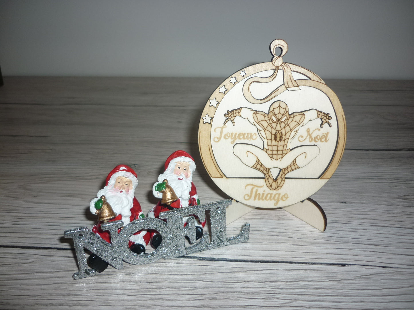 Boules de Noël en Bois Gravées au Laser.